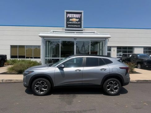 Used 2025 Chevrolet Trax LT w/ Driver Confidence Package FWD image 1