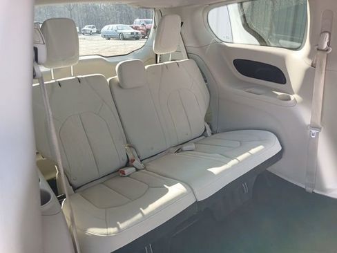 Used 2017 Chrysler Pacifica Touring w/ Tire & Wheel Group FWD image 14