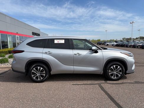Certified 2025 Toyota Highlander XLE AWD/4WD image 2