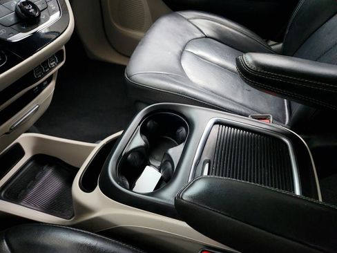 Used 2022 Chrysler Pacifica Touring-L FWD image 18