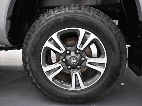 Used 2018 Toyota Tacoma TRD Sport w/ Technology Package image 13