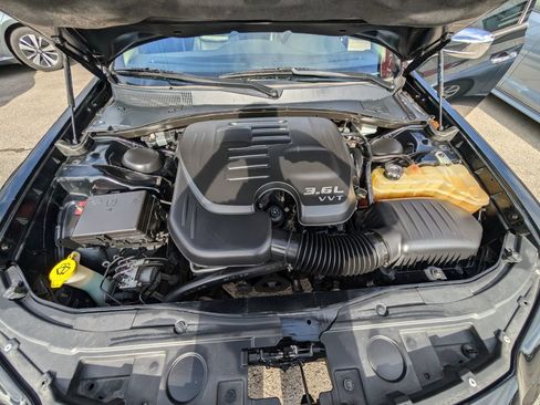 Used 2019 Chrysler 300 Limited AWD/4WD image 10