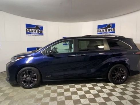 Used 2021 Toyota Sienna XSE image 7