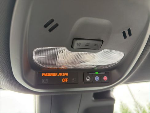 Used 2024 Chevrolet Trax RS FWD image 19
