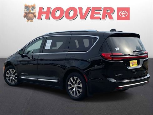 Used 2025 Chrysler Pacifica Pinnacle image 5