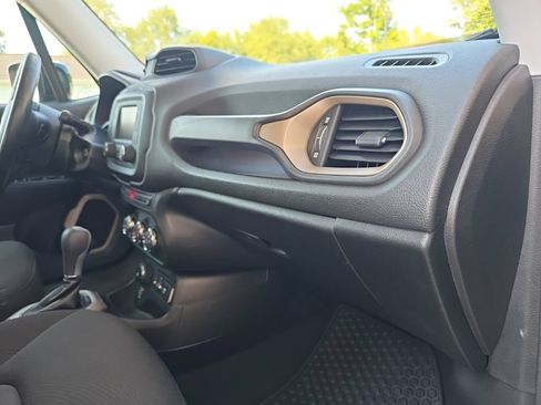 Used 2017 Jeep Renegade Latitude w/ Cold Weather Group AWD/4WD image 22