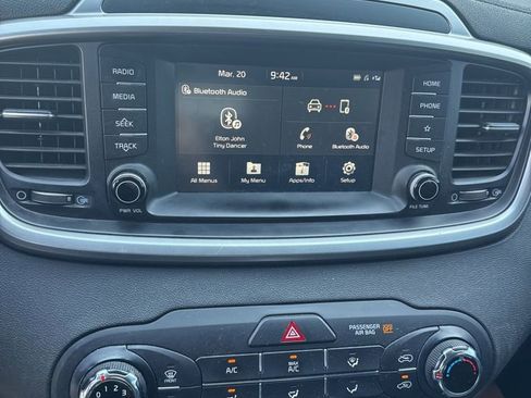 Used 2020 Kia Sorento LX image 2