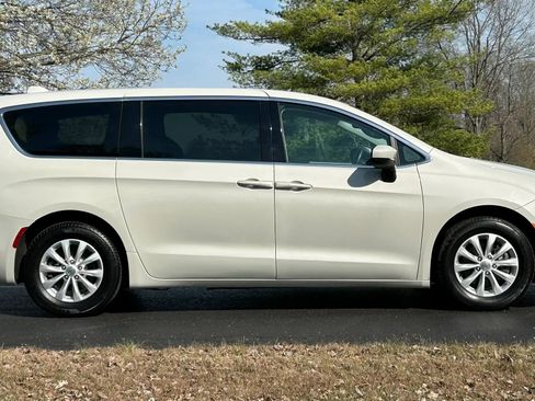 Used 2017 Chrysler Pacifica Touring w/ Tire & Wheel Group image 4