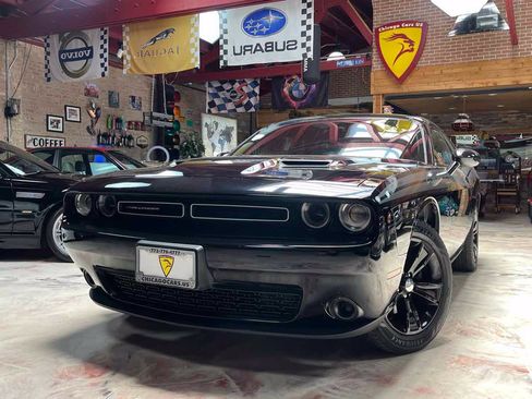 Used 2016 Dodge Challenger SXT RWD image 1