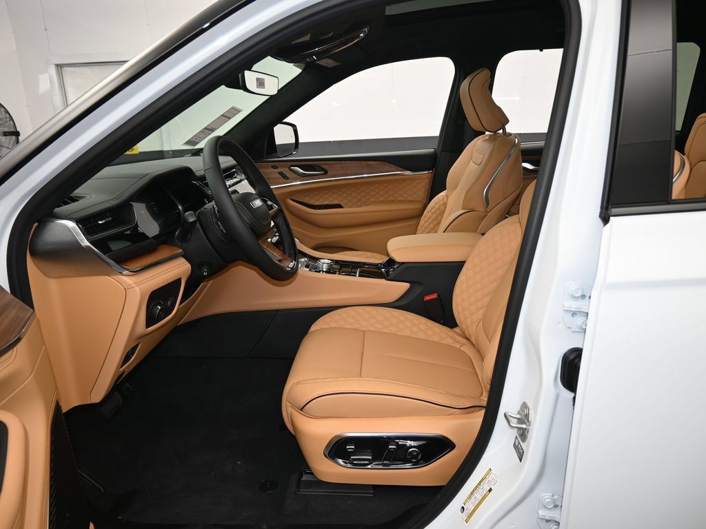 Used 2025 Jeep Grand Cherokee L Summit AWD/4WD image 12
