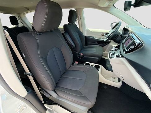 Used 2023 Chrysler Voyager LX FWD image 28