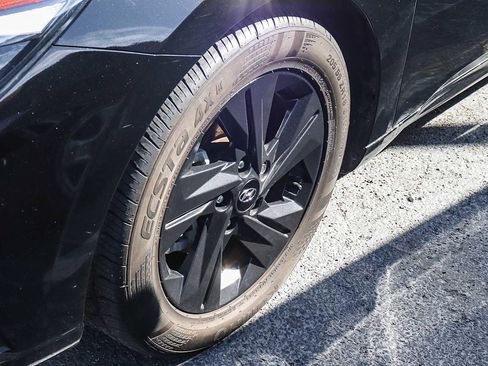 Used 2023 Hyundai Elantra SEL image 4