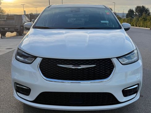Used 2023 Chrysler Pacifica Touring-L FWD image 3