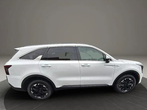 Used 2024 Kia Sorento S image 4