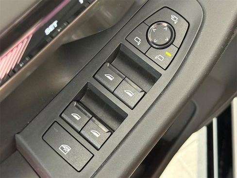 Used 2025 BMW 550e xDrive w/ Premium Package image 23