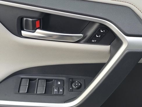 Used 2025 Toyota RAV4 Limited image 17