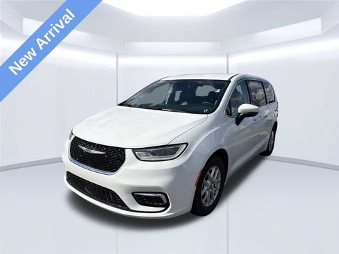 Used 2023 Chrysler Pacifica Touring-L FWD image 1
