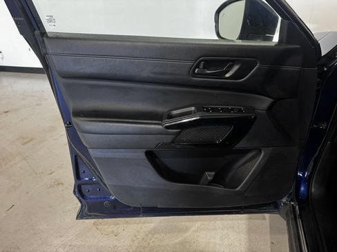 Used 2025 Nissan Pathfinder SV AWD/4WD image 16
