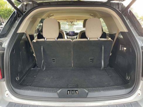 Used 2024 Ford Explorer XLT AWD/4WD image 10