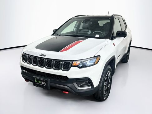 Used 2025 Jeep Compass Trailhawk AWD/4WD image 3
