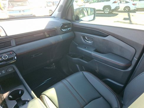 Used 2025 Honda Pilot TrailSport image 12