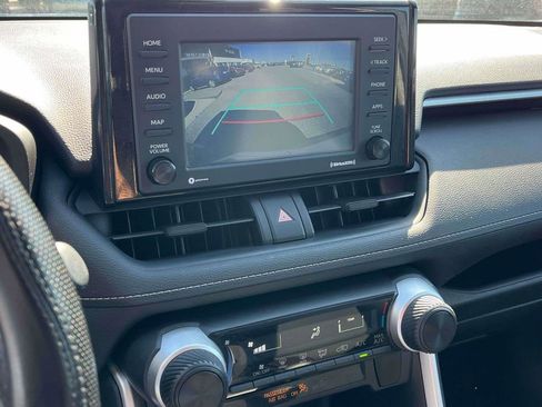 Used 2021 Toyota RAV4 LE FWD image 20