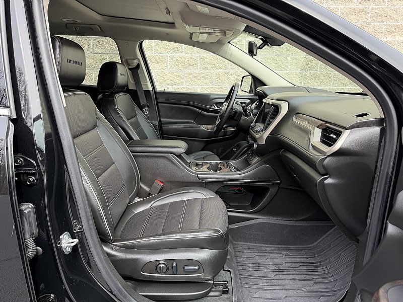 Used 2023 GMC Acadia Denali w/ Denali Technology Package AWD/4WD image 17