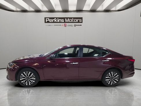 Used 2024 Nissan Altima 2.5 SV AWD/4WD image 2