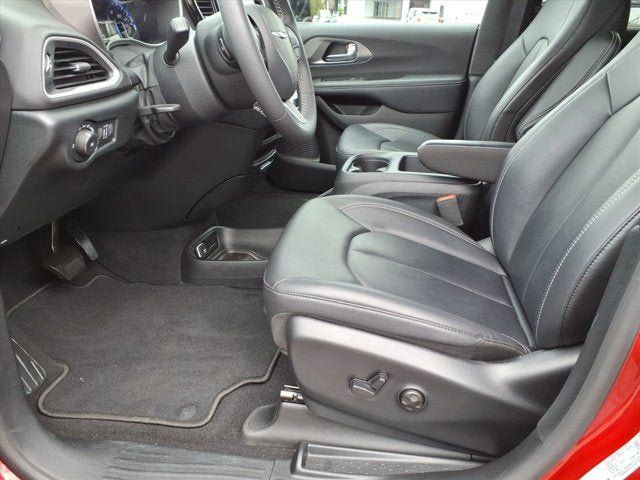 Used 2025 Chrysler Pacifica Select FWD image 10