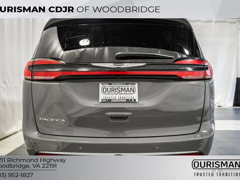 Used 2025 Chrysler Pacifica Select FWD image 6