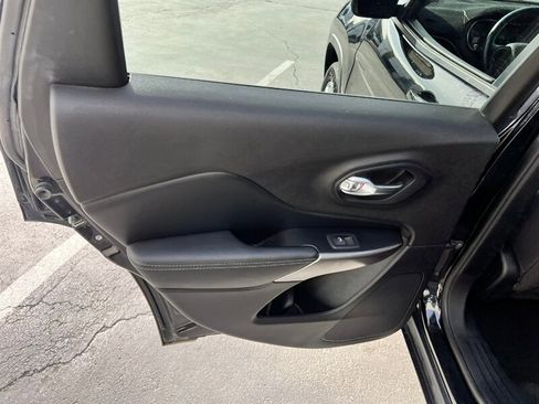 Used 2020 Jeep Cherokee Latitude w/ Cold Weather Group image 20