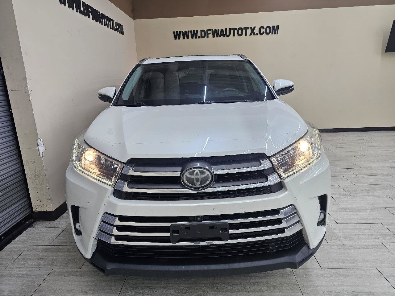 Used 2019 Toyota Highlander Limited Platinum FWD image 3