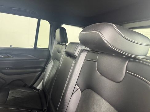 Used 2025 Jeep Grand Cherokee Altitude AWD/4WD image 27
