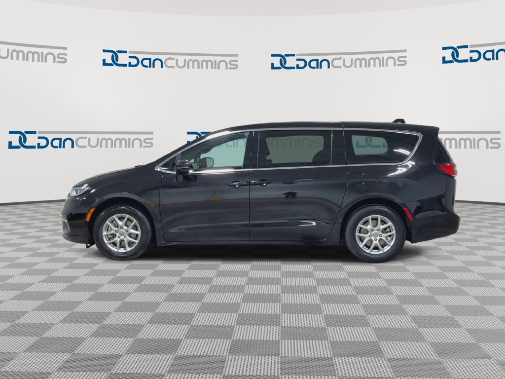Used 2025 Chrysler Pacifica Select FWD image 5