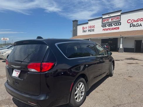 Used 2017 Chrysler Pacifica LX FWD image 6