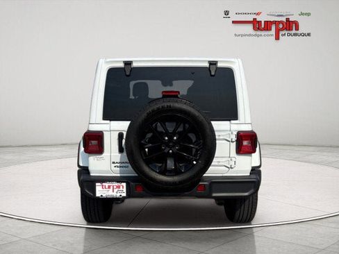 Used 2025 Jeep Wrangler Sahara image 4