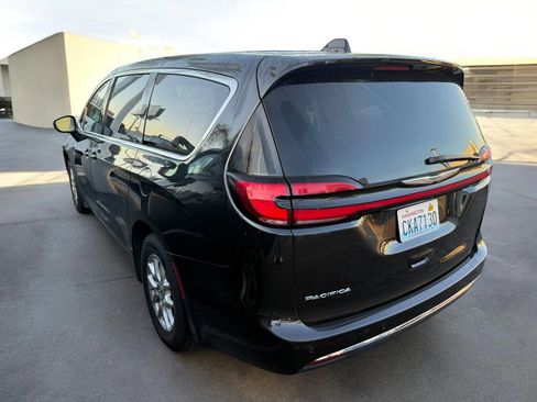 Used 2023 Chrysler Pacifica Touring-L image 6