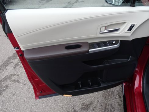 Used 2023 Toyota Sienna Platinum image 13