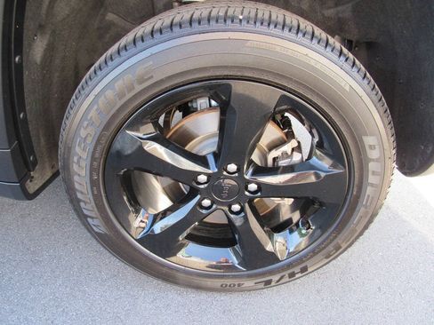 Used 2025 Jeep Grand Cherokee L Altitude RWD image 11