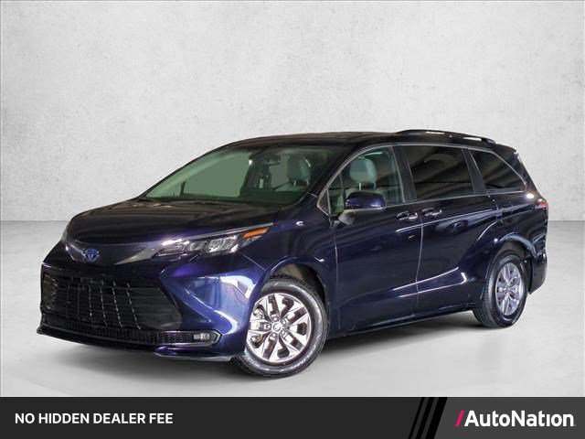 Used 2025 Toyota Sienna XLE FWD image 1