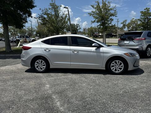 Used 2018 Hyundai Elantra SE FWD image 5
