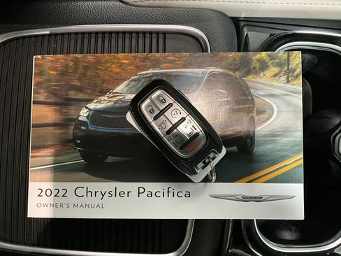 Used 2022 Chrysler Pacifica Limited image 12