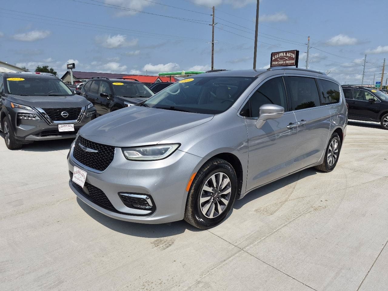 Used 2021 Chrysler Pacifica Touring-L FWD image 2
