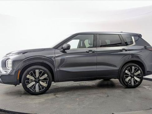 Used 2025 Mitsubishi Outlander SE AWD/4WD image 3