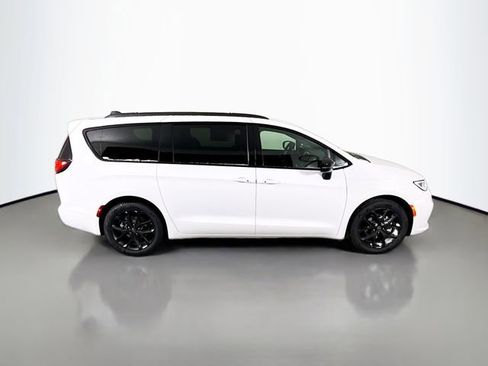 New 2026 Chrysler Pacifica Select w/ S Appearance Package FWD image 8