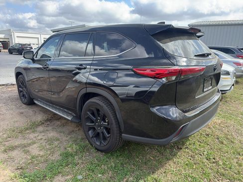 Used 2022 Toyota Highlander LE image 2