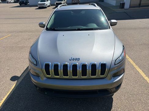 Used 2017 Jeep Cherokee Latitude w/ Cold Weather Group AWD/4WD image 2