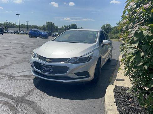 Used 2018 Chevrolet Cruze LT w/ Convenience Package FWD image 3
