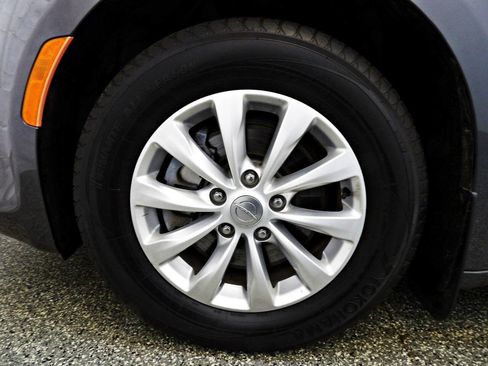 Used 2019 Chrysler Pacifica Touring-L FWD image 19