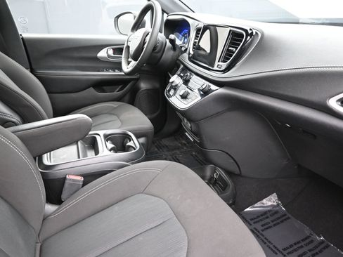 Used 2023 Chrysler Pacifica Touring FWD image 25